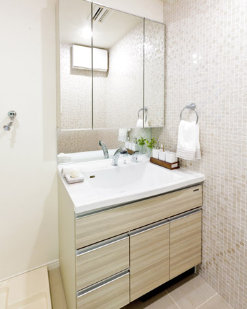 Bathing-wash room.  [Powder Room] Taking into account the design, Vanity of loose use triple mirror. You can plenty of storage on the back of a large three-sided mirror.