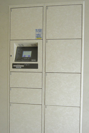 Common utility.  [Courier BOX] When ready to go out, Pick up your luggage courier box, We carry out service to inform in the luggage the intercom or e-mail (Additional fee). (Same specifications)