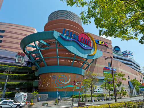 Surrounding environment. Canal City Hakata (a 10-minute walk / About 796m)