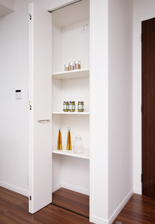 Kitchen.  [Kitchen Pantry] Seasonings and food, It can be stored and refreshing the tool around the kitchen, such as tableware and cooking utensils. (A ・ B ・ C ・ D ・ H ・ J ・ J1 type only) ※ Shape and the like will depend on the type. (Same specifications)