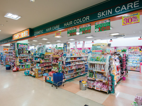 Surrounding environment. Drag Segami Minami-Fukuoka Station shop (in Furesuta Minami-Fukuoka) (about 480m / 6-minute walk)