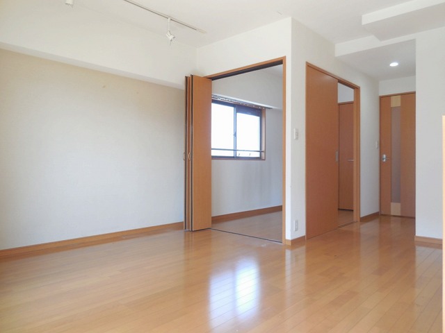 Living and room. It will be divided into the room to eat and sleep room