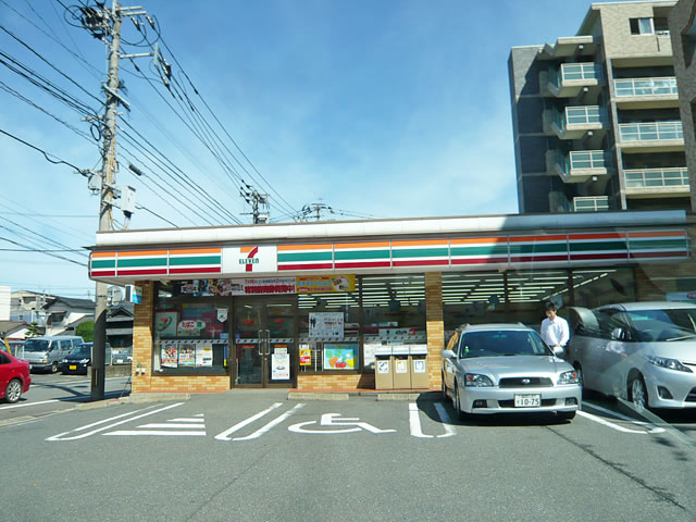 Convenience store. 250m to Seven-Eleven (convenience store)