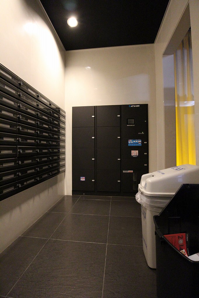 lobby. Set mailbox There is also a home delivery box