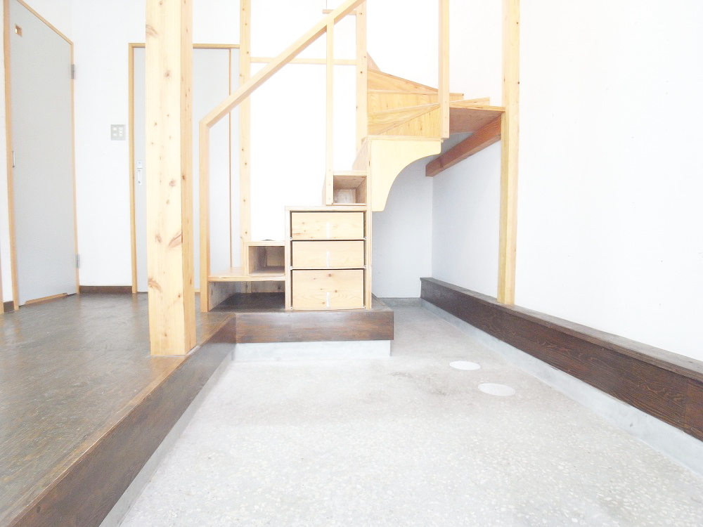 Entrance. Entrance ・ Dirt floor space