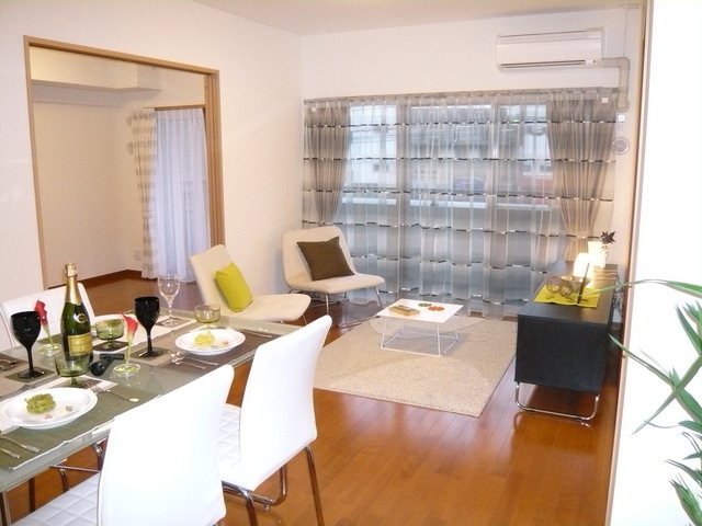 Living and room. Model is room