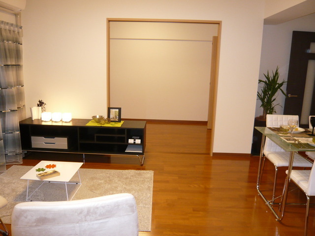 Living and room. Model is room