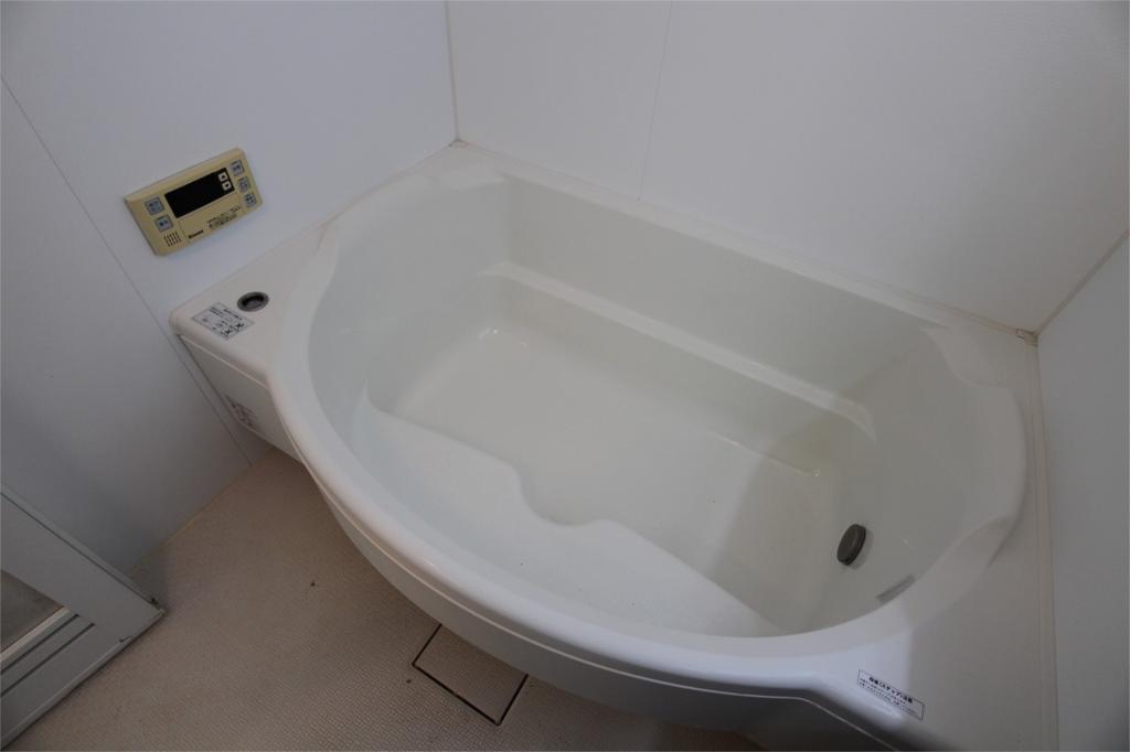 Bath. bus Same building reference photo