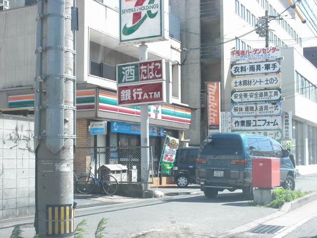 Convenience store. 280m to Seven-Eleven (convenience store)