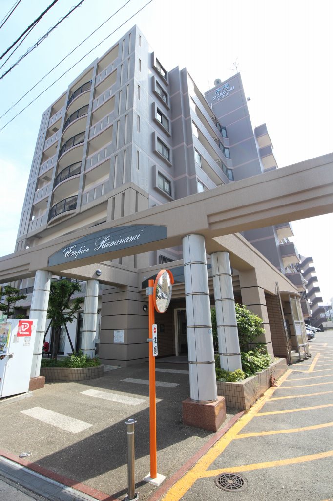 Building appearance. Initial cost split and card settlement is also possible without the interest rate fee. 