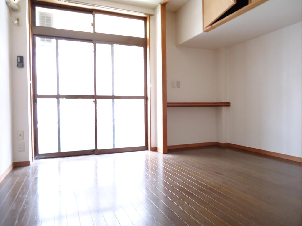 Living and room. I'm glad 9 quires space