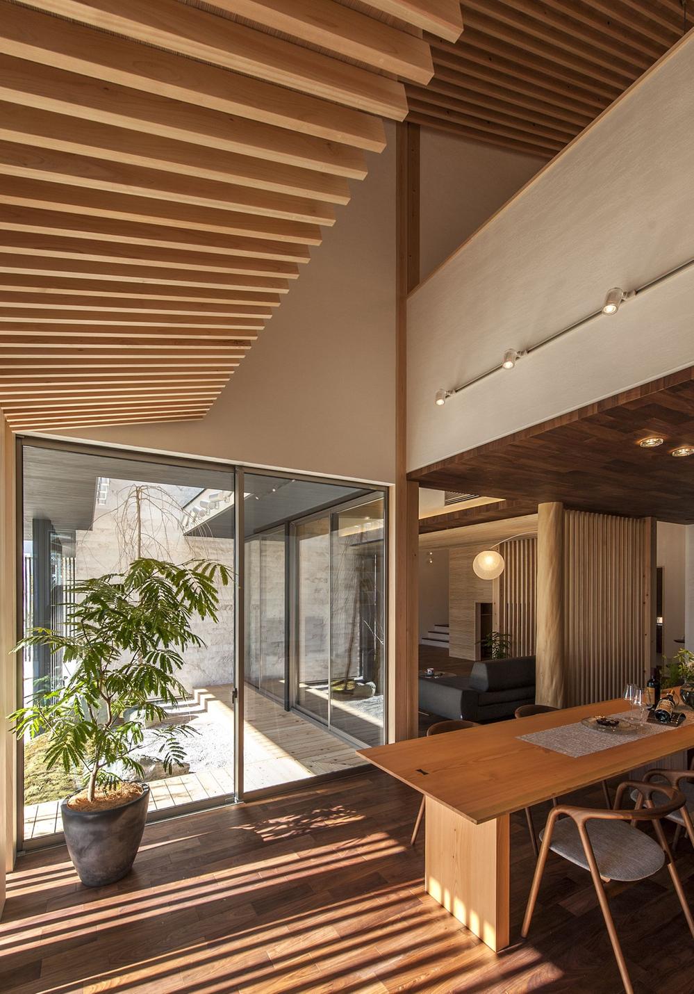 exhibition hall / Showroom. hit Kashiihama exhibition hall Spacious vertical lattice work of Takumi shines is in the kitchen.