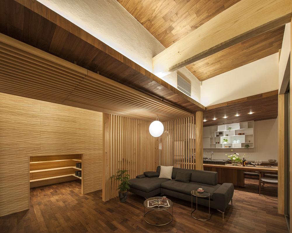 exhibition hall / Showroom. hit Kashiihama exhibition hall living Use the natural wood of the same black walnut and flooring to the ceiling