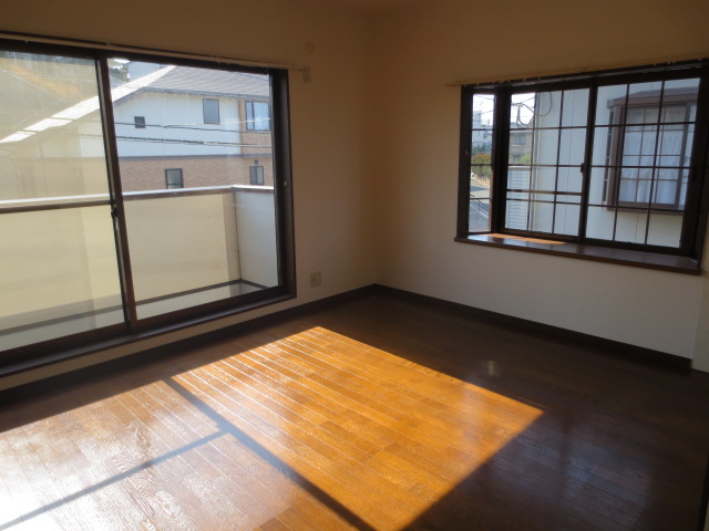 Living and room. There is a bay window, Bright rooms ☆