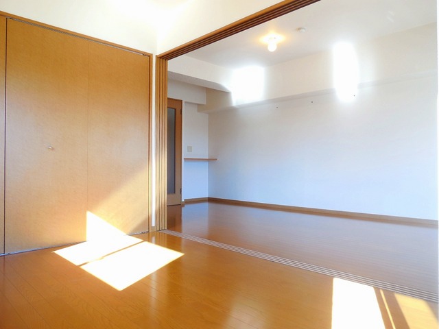 Living and room. Facing south Day is good