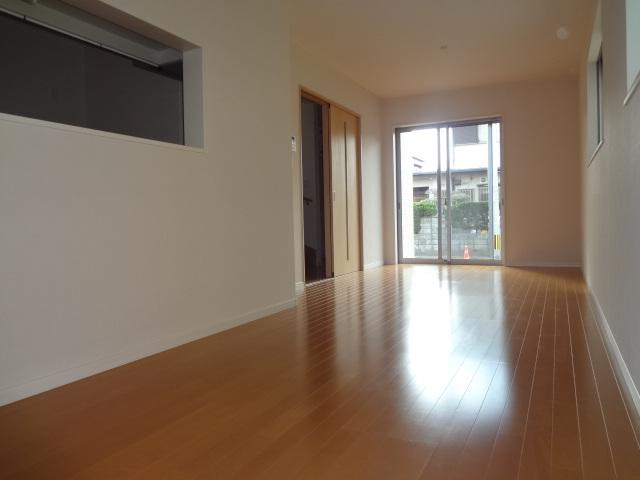 Living. Spacious 16-mat living room there is a window on the south side.