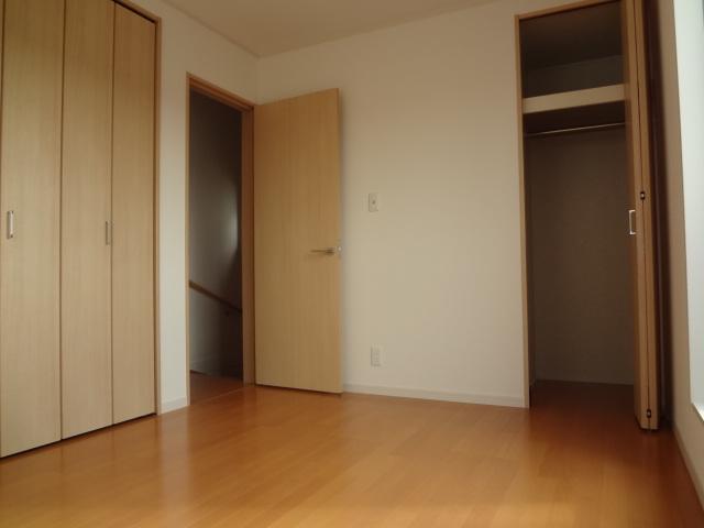 Non-living room. There is a closet in the whole room, You can use a wide room.