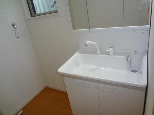 Wash basin, toilet. Indoor (12 May 2013) Shooting