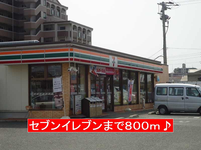 Convenience store. 800m to Seven-Eleven (convenience store)
