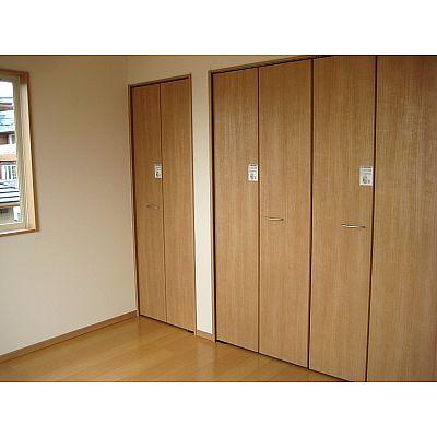 Non-living room. Pat storage!