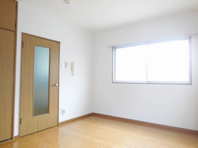 Living and room. There window day refers