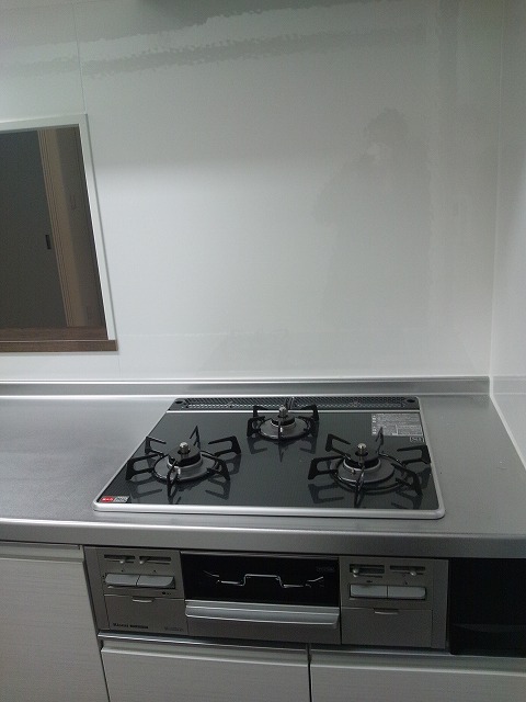 Kitchen. 3-burner stove