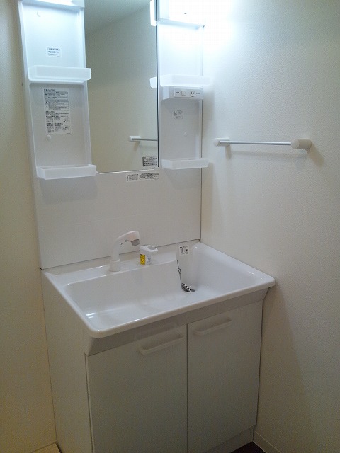 Washroom. Wash basin with shampoo dresser