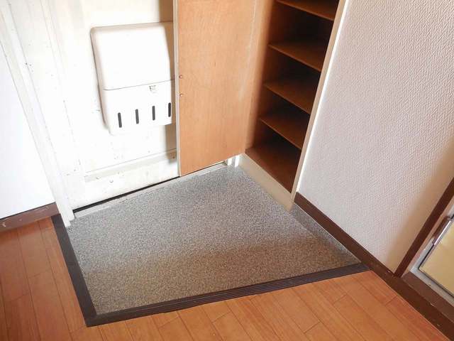 Other room space. Entrance with cupboard It is bright