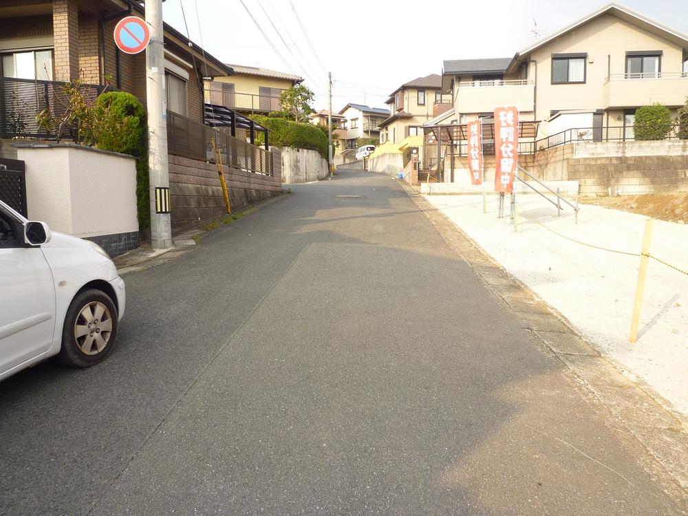 Local photos, including front road. Road width 6M. Garage road width is the wider is easy.