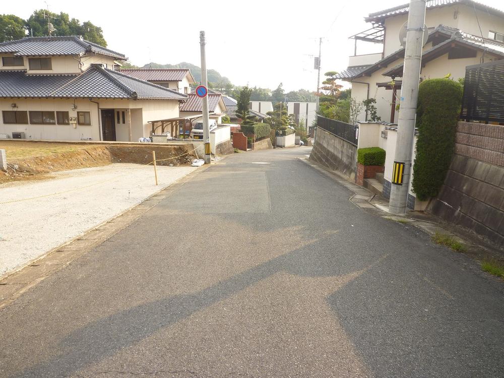 Local photos, including front road. Road width 6M. Garage road width is the wider is easy.
