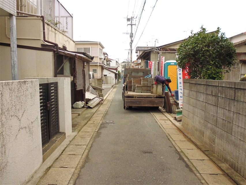 Local photos, including front road. Local photo (2013 November 2, 2008)