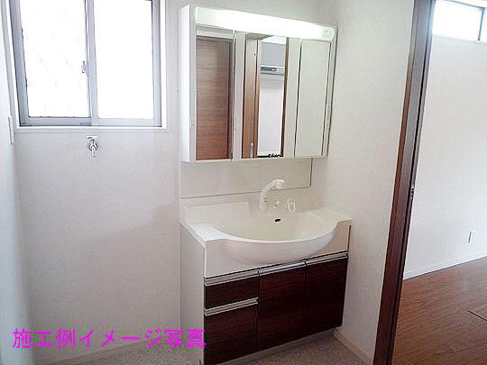 Wash basin, toilet. Washbasin with shower