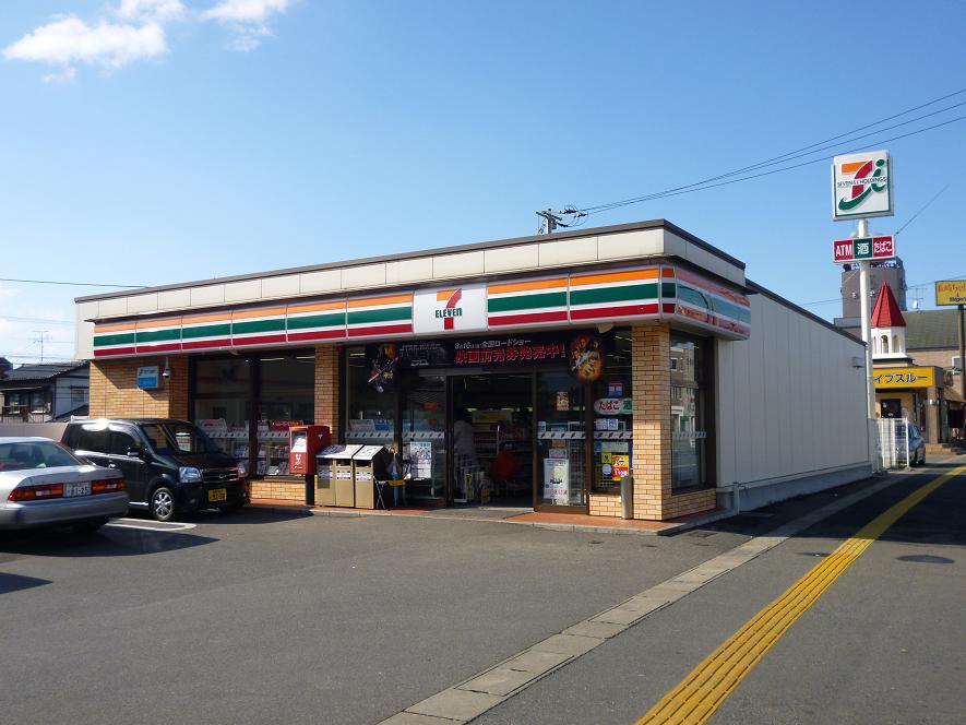 Convenience store. 250m to Seven-Eleven (convenience store)