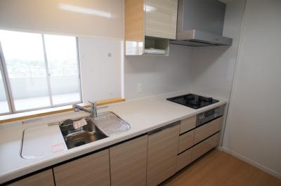 Kitchen. 3-neck with stove grill