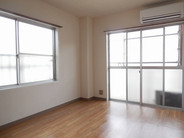 Living and room. 6 Pledge of Western-style