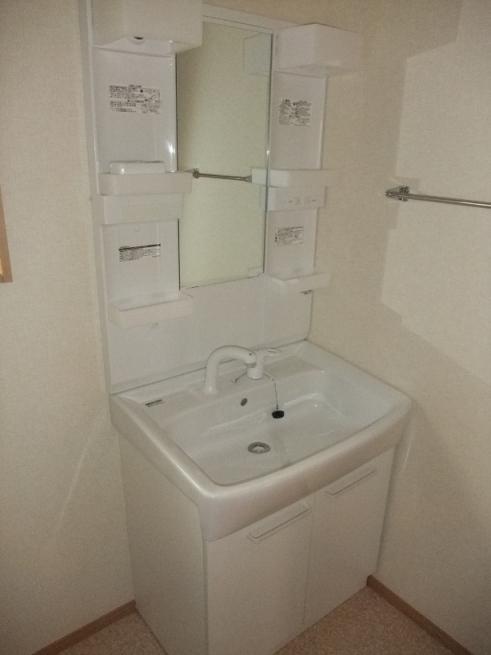 Wash basin, toilet. It is different from the real thing.