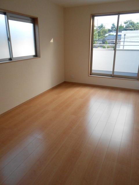 Non-living room. It is different from the real thing.