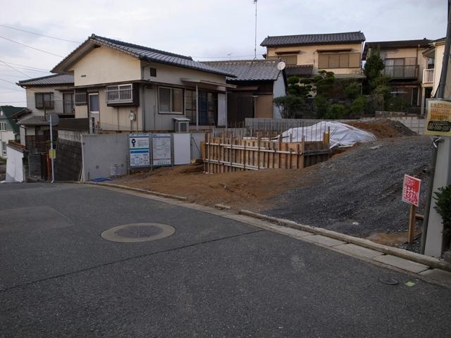 Local photos, including front road. Local shooting (10 May 2013)