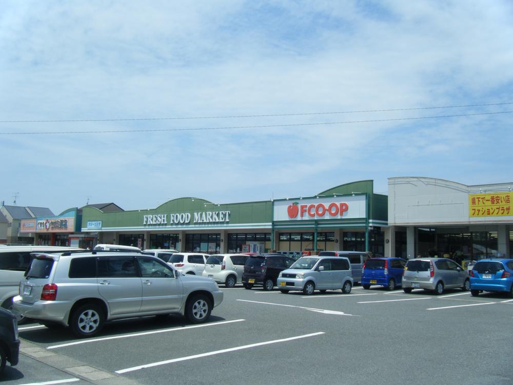 Shopping centre. 350m to super