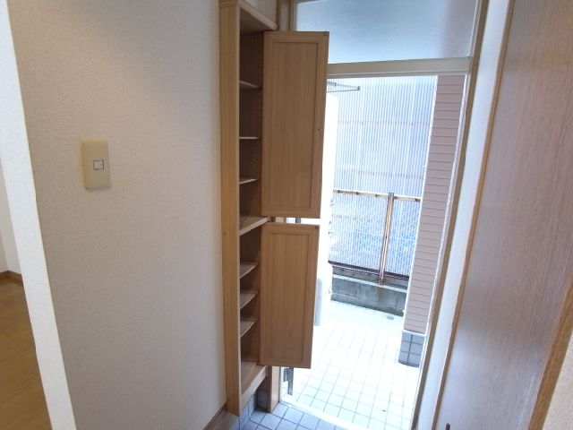 Receipt. Shoes is a box