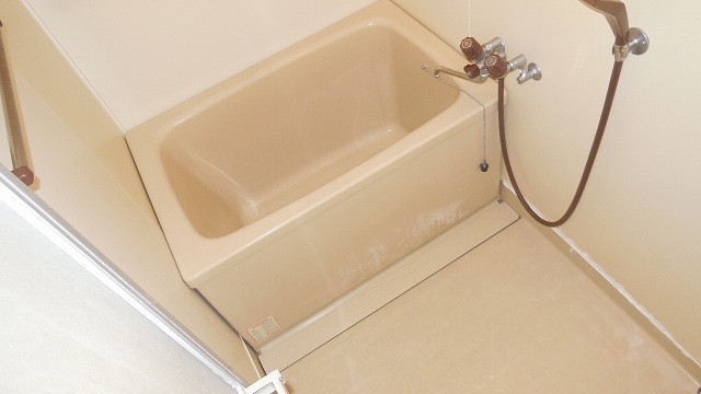 Bath. Wide Roy bathroom is