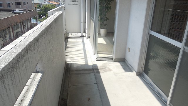 Other room space. Sun is Shanshan balcony