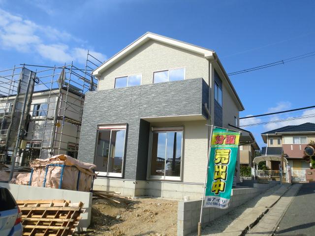 Local photos, including front road. 4-3 Building scaffolding was out.