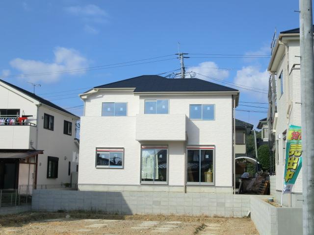 Local photos, including front road. Shooting from the northeast side (11 May 2013)