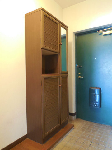 Entrance. There are shoe box