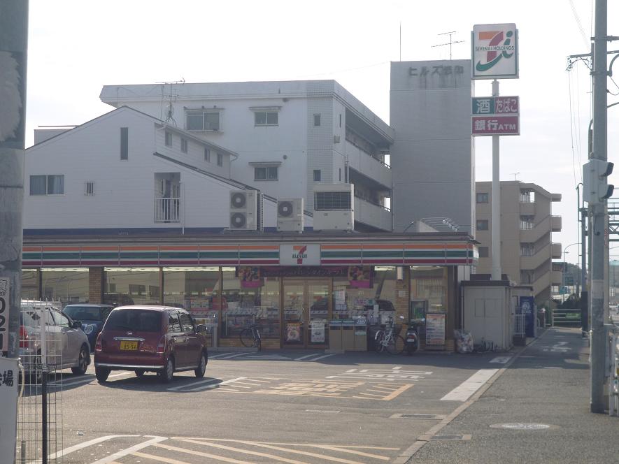 Convenience store. 230m to Seven-Eleven (convenience store)