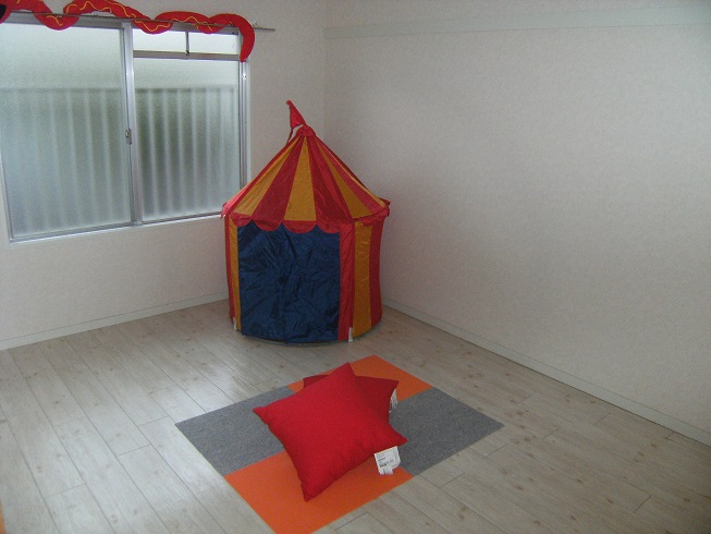 Living and room. Housed in clothes also multiplied as it is that we have also installed a pipe hanger Osamu