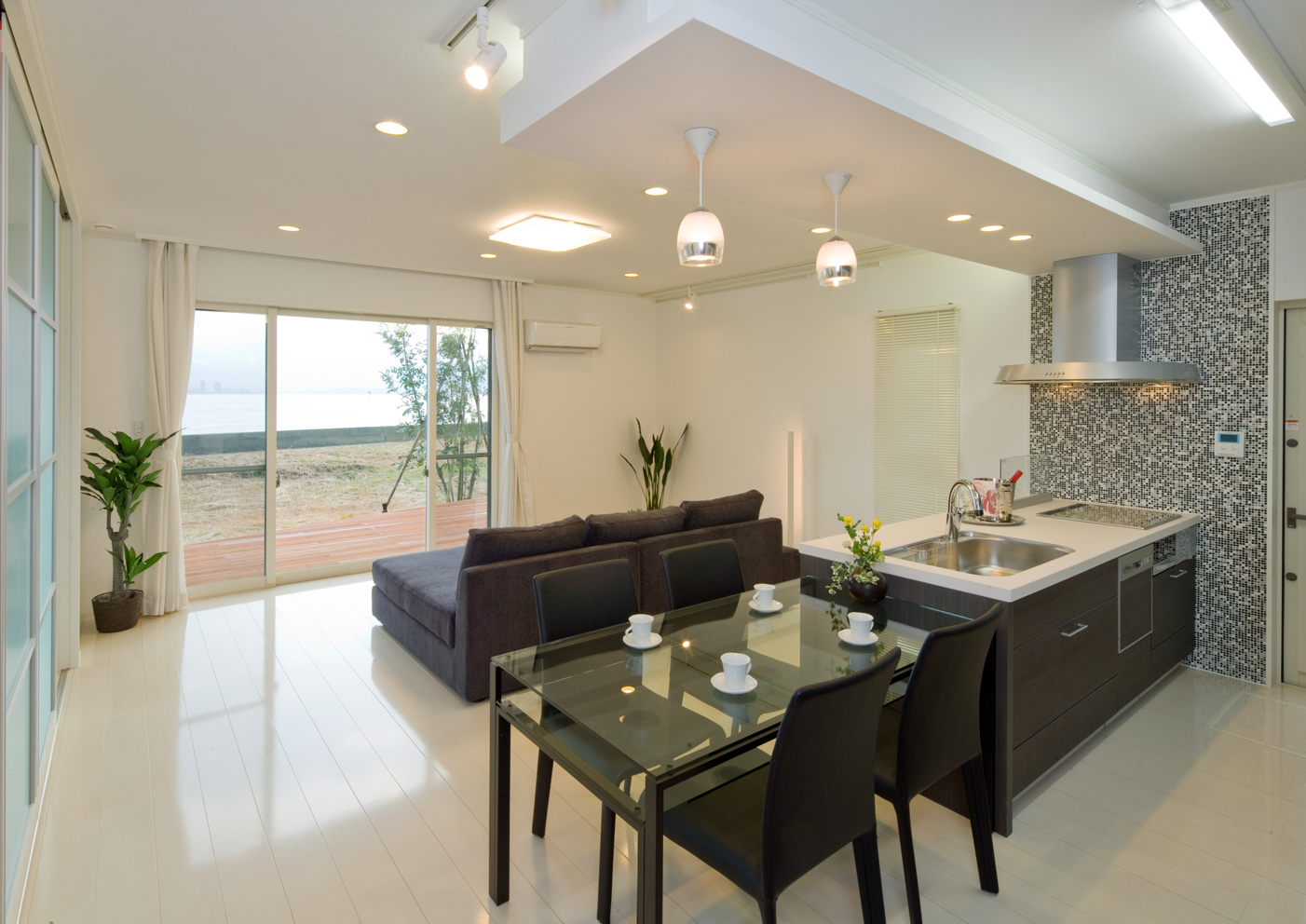 Model house photo. Trying to feel the living overlooking the sea on the south side at the model house