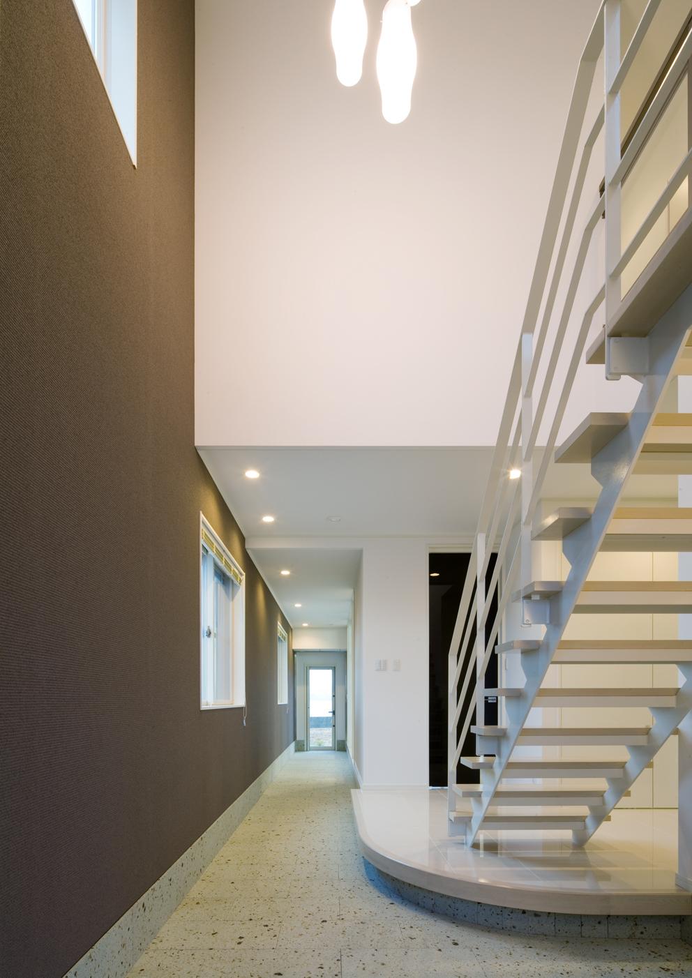 Model house photo. Spread has opened the entrance door Hakata Bay and Fukuoka skyline. Model house can taste resort feeling with street dirt floor Local (12 May 2010) Shooting