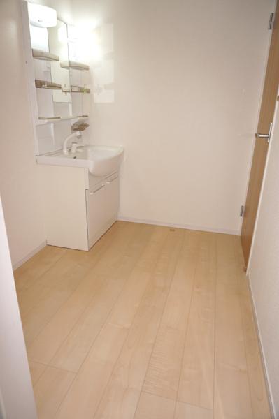 Wash basin, toilet. Indoor (12 May 2013) Shooting